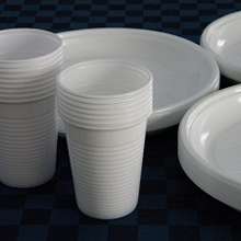 Piatti e bicchieri di plastica: ora si possono riciclare