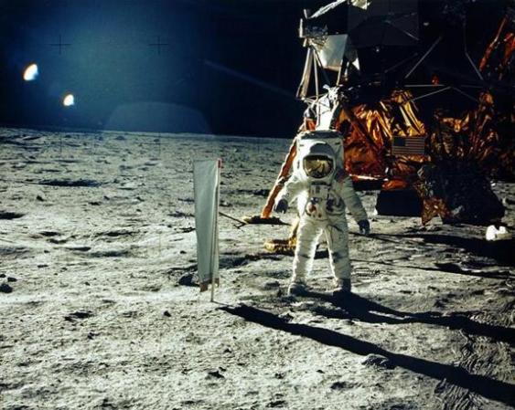 "Un piccolo passo per l'uomo, un enorme passo per l’umanità". Omaggio a Neil Armstrong.