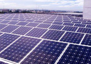 Pannelli fotovoltaici per generare energia e proteggere la produzione