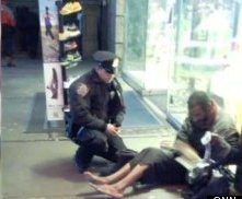 Poliziotto compera calzini e stivali a senzatetto infreddolito
