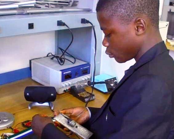 Sierra Leone: teenager ingegnere autodidatta stupisce il MIT di Boston