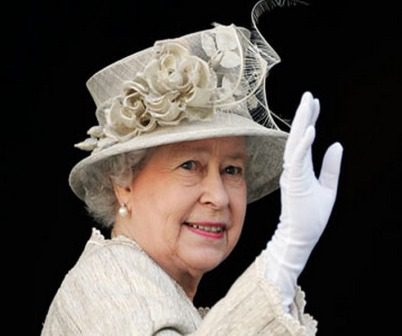 GB: storica visita di Elisabetta II a Downing Street