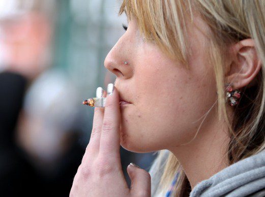 Leggi anti-fumo: UE proibisce la vendita di sigarette aromatizzate