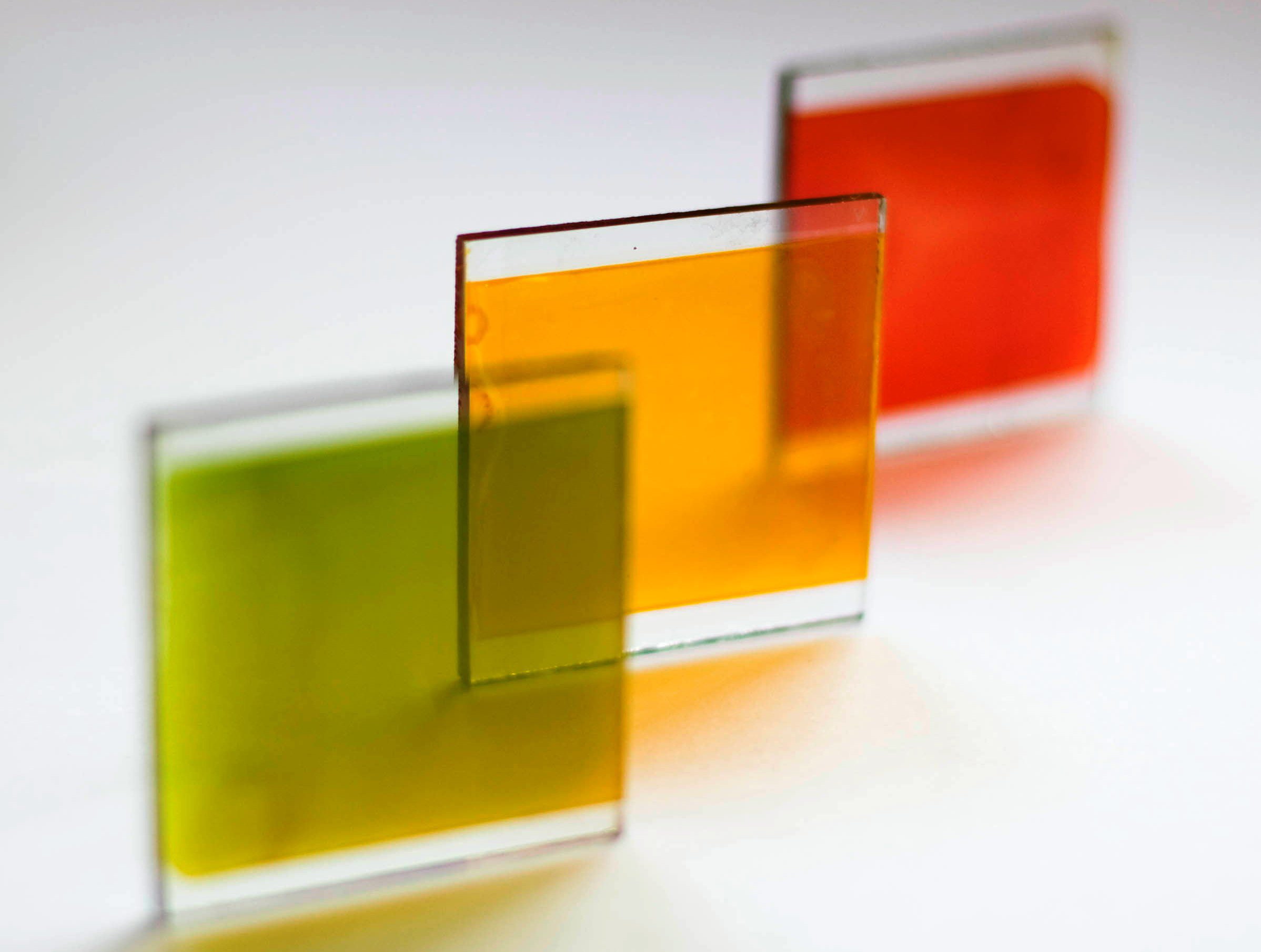 Fotovoltaico: arriva il "vetro solare" trasparente e colorato