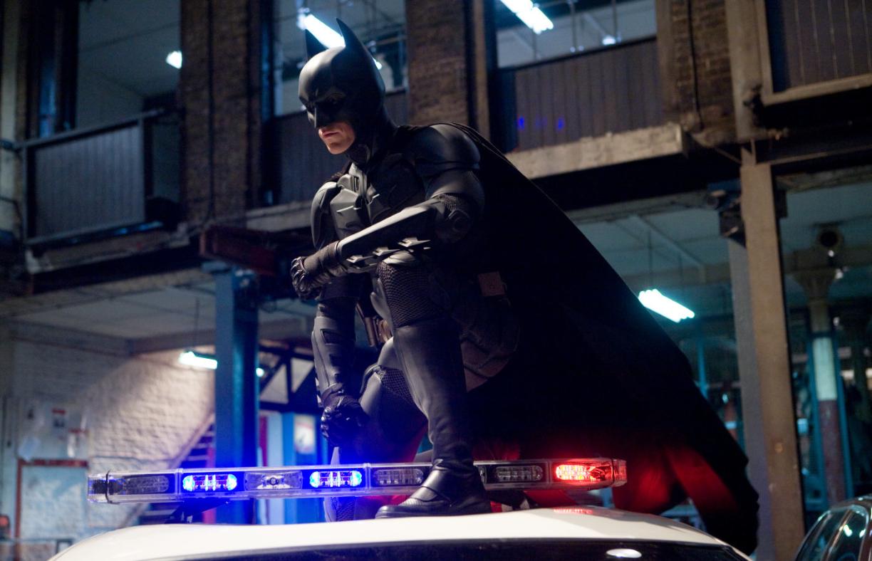 UK, anonimo "Batman" consegna ladro alla polizia
