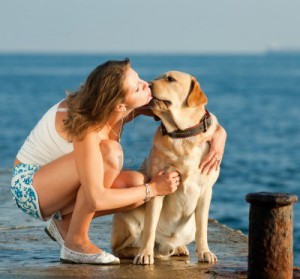 10926158-giovane-donna-con-cane-labrador-maschio-sulla-costa-del-mare-ragazza-bacia-il-suo-cane