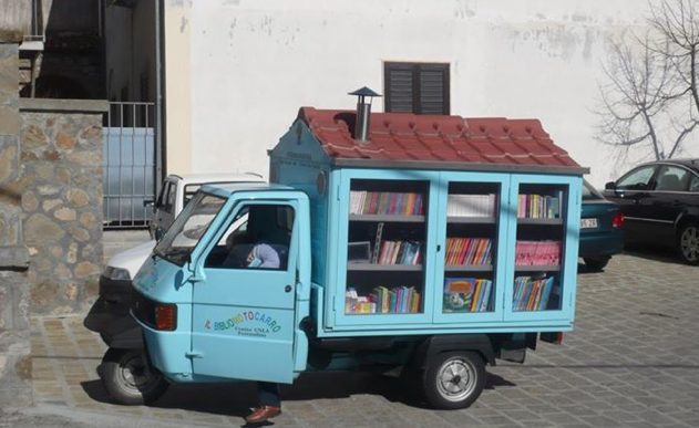 Bibliomotocarro: la biblioteca ambulante di un maestro di strada