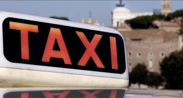 A Napoli arriva il "taxi della felicità"
