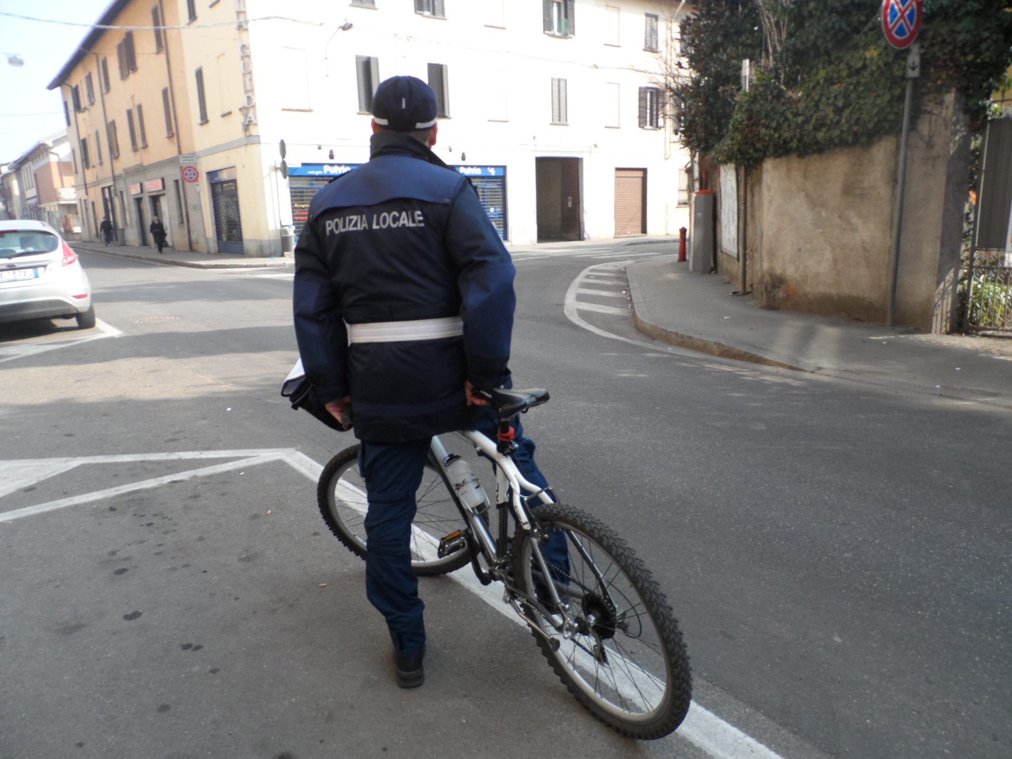 Presta la bici a poliziotto: malvivente acciuffato