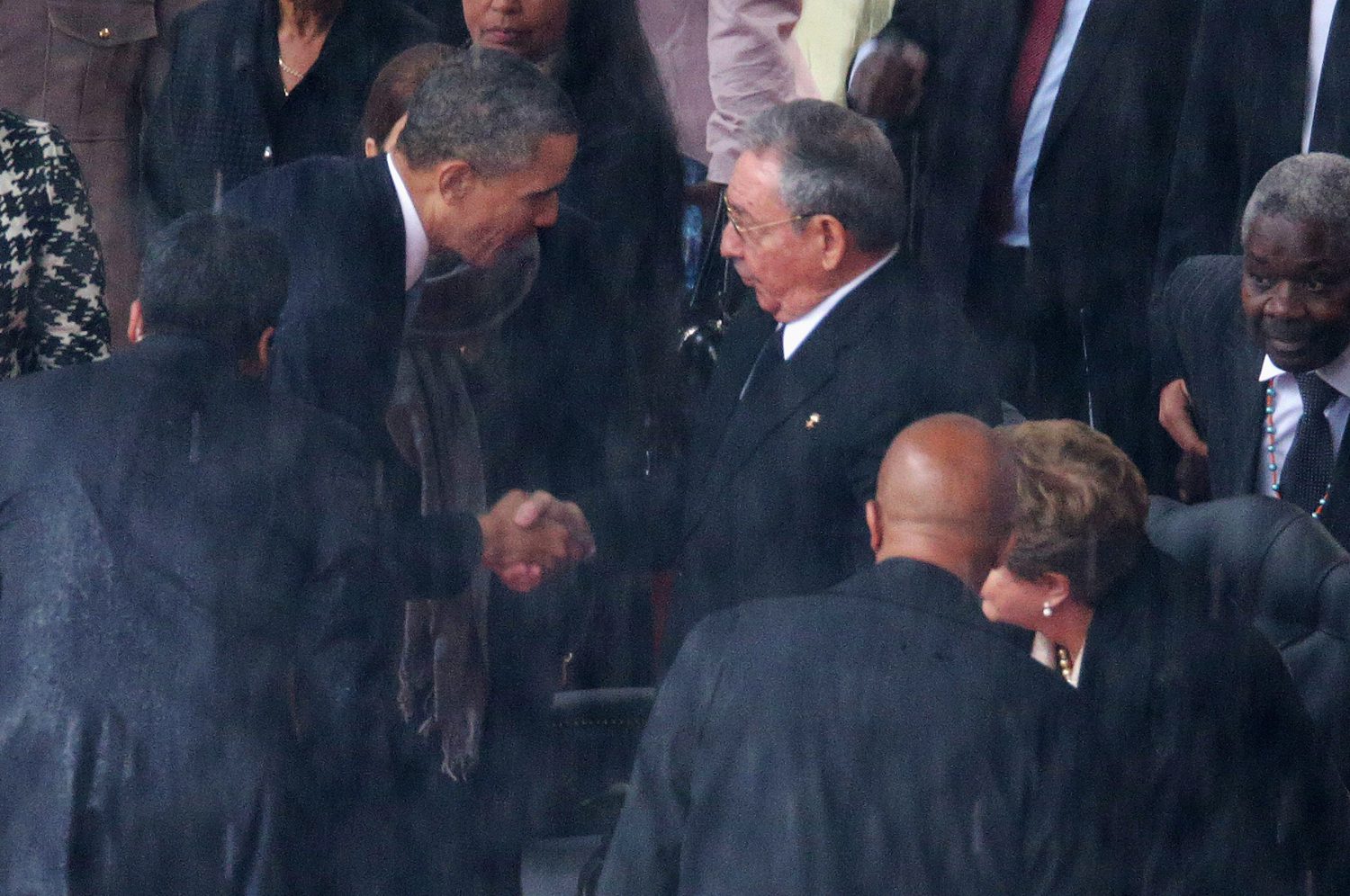 Johannesburg, quella stretta di mano tra Obama e Castro