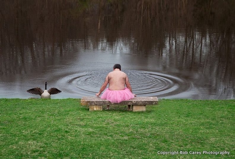 L’uomo con il tutù rosa: ironia in immagini per la lotta contro il cancro