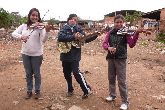 Paraguay, strumenti musicali dai rifiuti: nasce l’orchestra riciclata