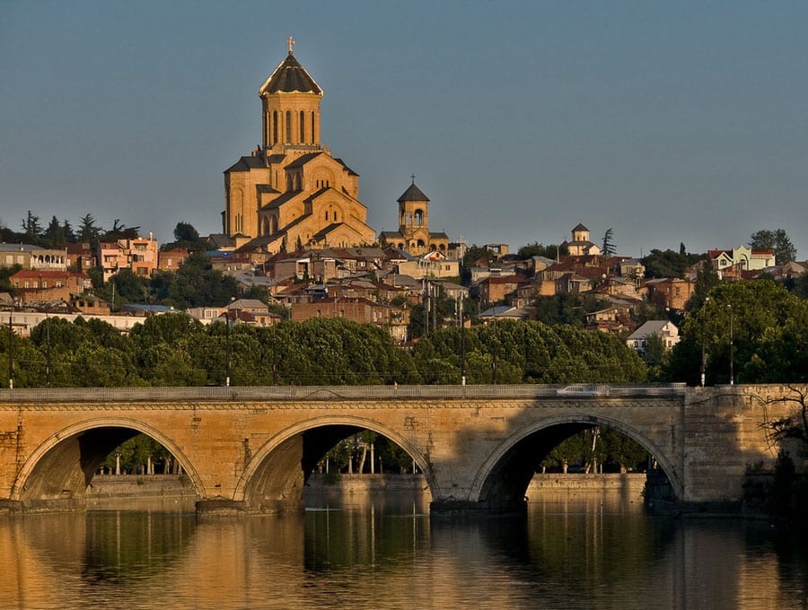 Tbilisi, la città sospesa tra Occidente e Oriente. Sai dov’è?