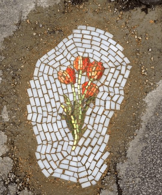 La poesia di Jim Bachor: l’artista che riempie le buche della strada con stupendi mosaici