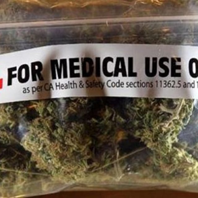 Il medico che cura 800 pazienti con la cannabis: “Non basta, bisogna produrne di più”