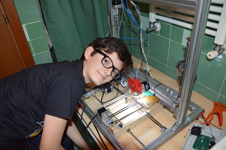 16 anni, costruisce stampanti 3D e apre un fablab