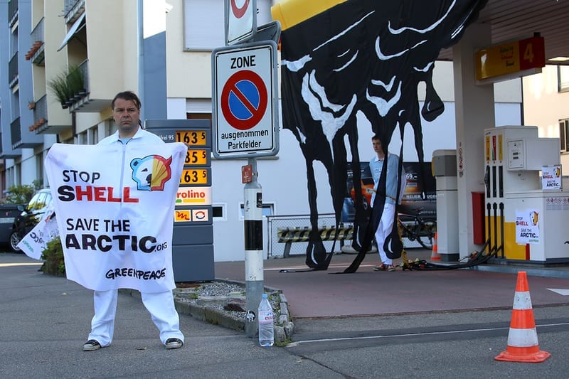 No trivelle in Artico, Greenpeace blocca stazioni di servizio Shell a Zurigo 