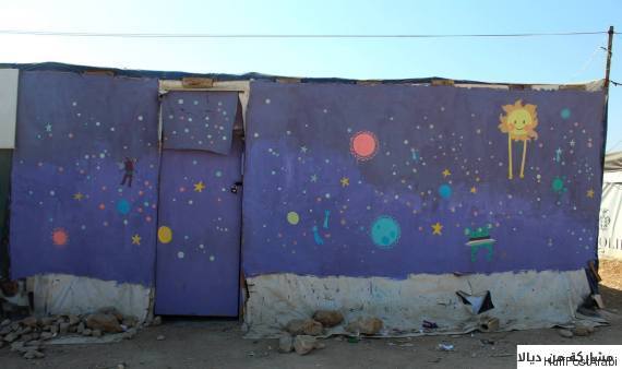 Nei campi di rifugiati siriani l’artista Diala Brisly trasforma muri e tende in opere d’arte