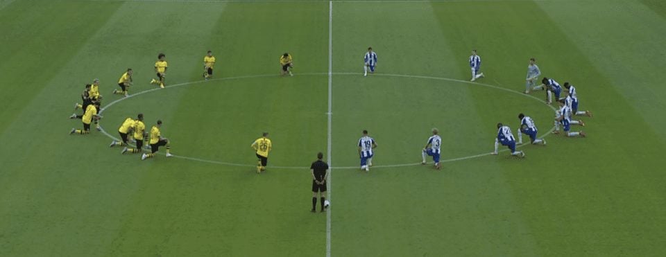 Gesto di solidariet&agrave; di Borussia Dortmund e Hertha Berlino prima della partita di Bundesliga (&copy; Twitter)