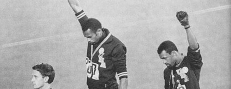 Protesta di Smith e Carlos in Messico nel 1968 (&copy; Twitter)