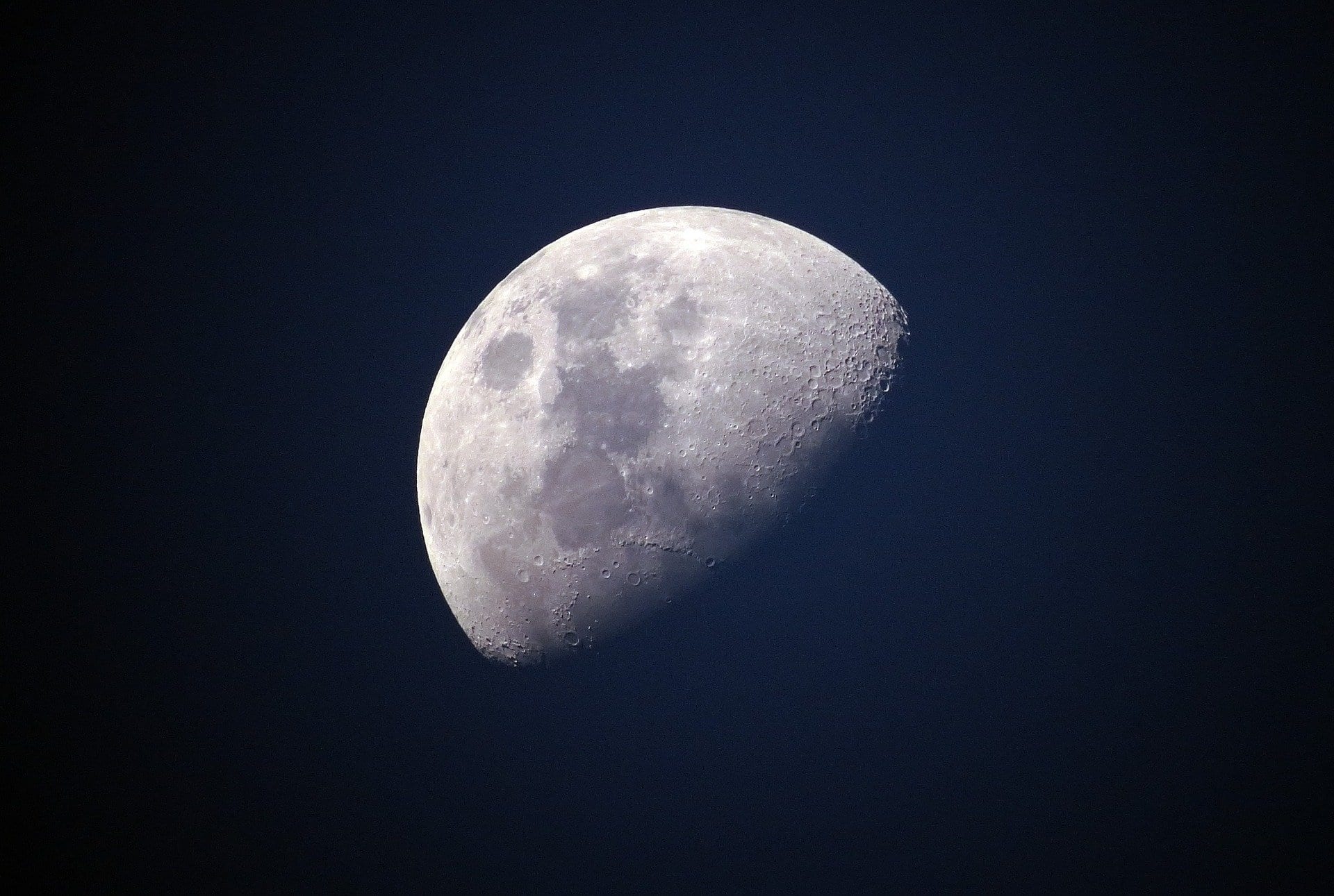 Perché la scoperta dell’acqua sulla Luna è una buona notizia