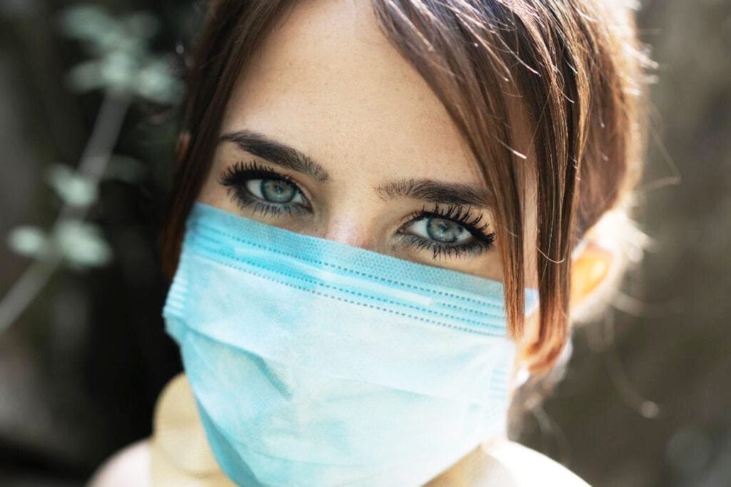 Via l'obbligo della mascherina all'aperto