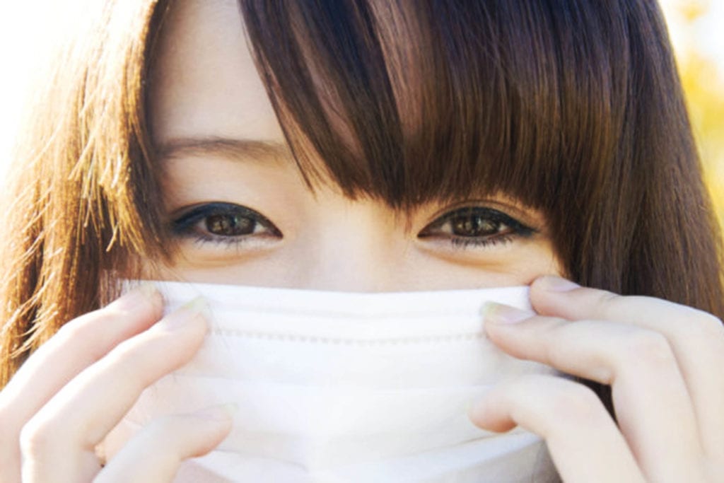 Covid-19 in Giappone: ragazza con mascherina