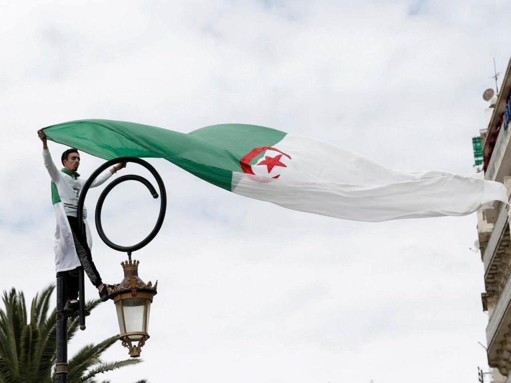 Un manifestante durante il referendum in Algeria