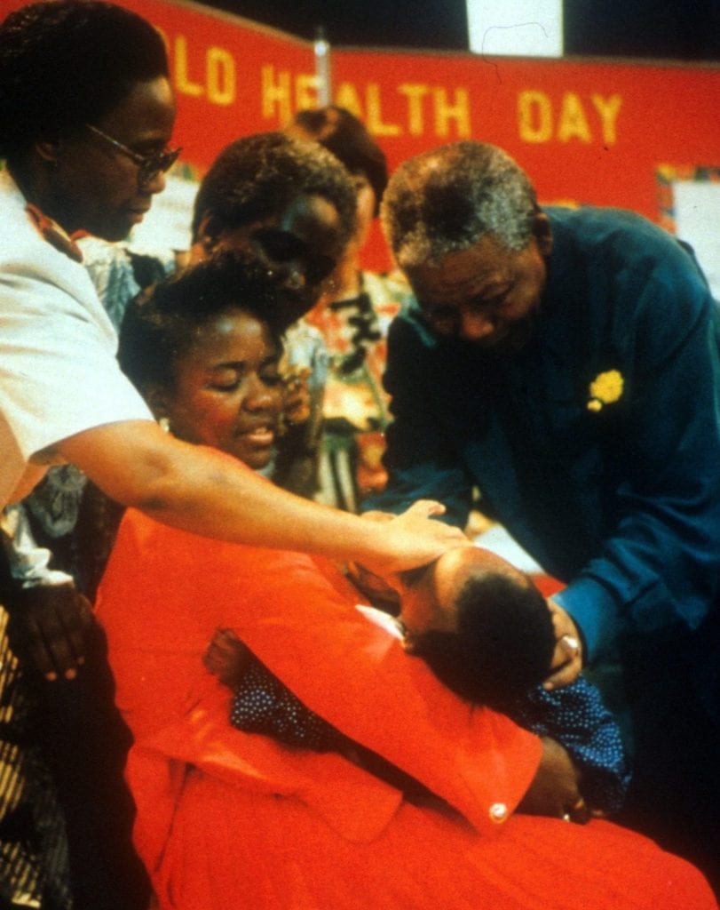Nelson Mandela dà a un bambino una dose del vaccino antipolio orale in occasione del lancio della campagna "Kick Polio out of Africa" in Sud Africa, 1996