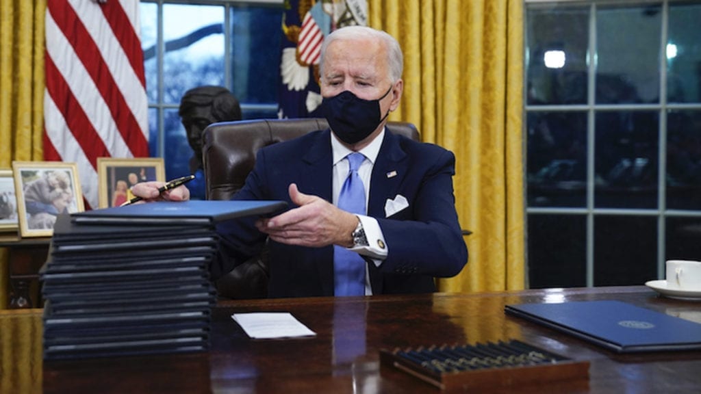 Joe Biden firma i suoi primi 17 provvedimenti