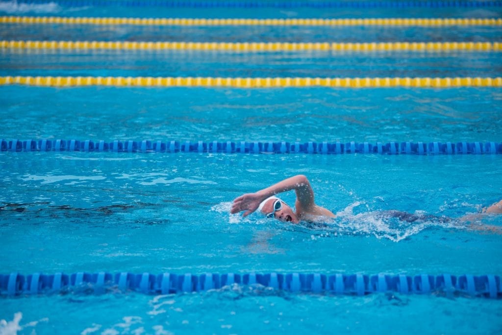 Bambina ragazza che nuota Lo sport italiano è "salvo"? Ecco le soluzioni per lo sport di domani ripartendo dalle basi