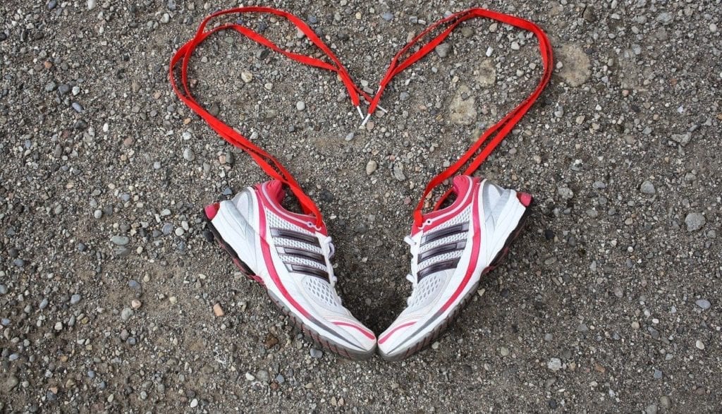 Progetti che riciclano rifiuti sportivi, novità dalle Marche Scarpe ginniche, palline da tennis e gomme di bici usate per realizzare parchi giochi e piste di atletica.