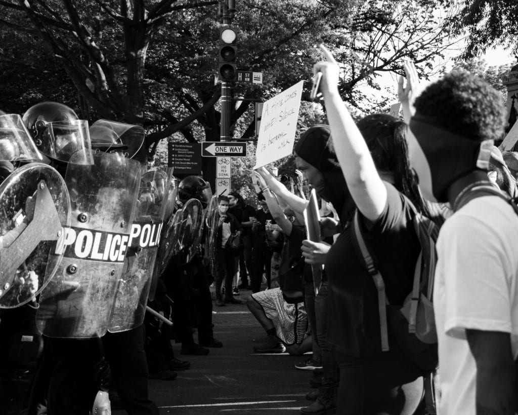 George Floyd: proteste tra polizia e manifestanti del black lives matter dopo la morte di Floyd