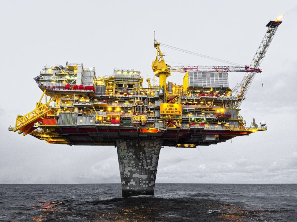 Tutela dell'ambiente: il popolo contro Shell. Oltre 17mila cittadini olandesi vincolano la Royal Dutch Shell a ridurre le emissioni del 45% entro il 2030, a tutela dell'ambiente. Piattaforma petrolifera nel Mare del Nord