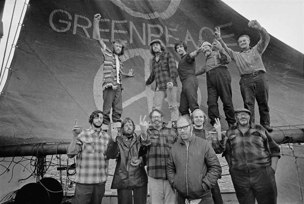 Cinquant'anni di Greenpeace e le sfide del futuro. L'organizzazione festeggia i cinquant'anni di attività. Nel 1971 12 attivisti salpano su un peschereccio, il Greenpeace, per protesta contro i test nucleari statunitensi in Alaska. I 12 fondatori di Greenpeace alla partenza del primo viaggio per mare