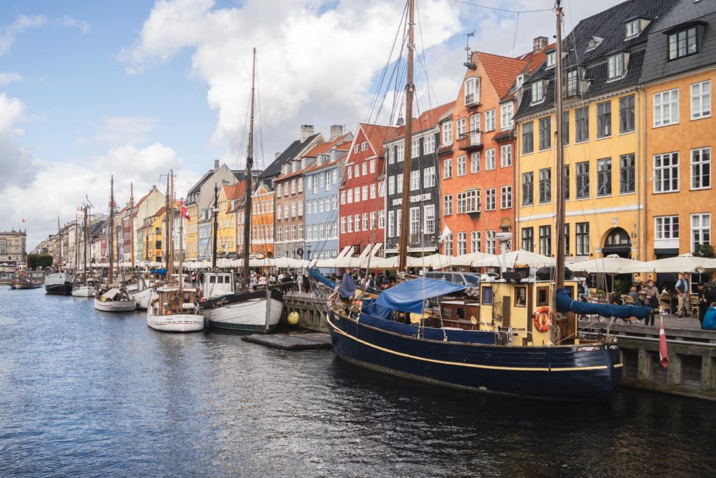 Nordhavn, da area industriale a modello europeo di urbanistica a emissioni zero. Ecco come ha fatto. In foto una zona di Copenaghen con barche.