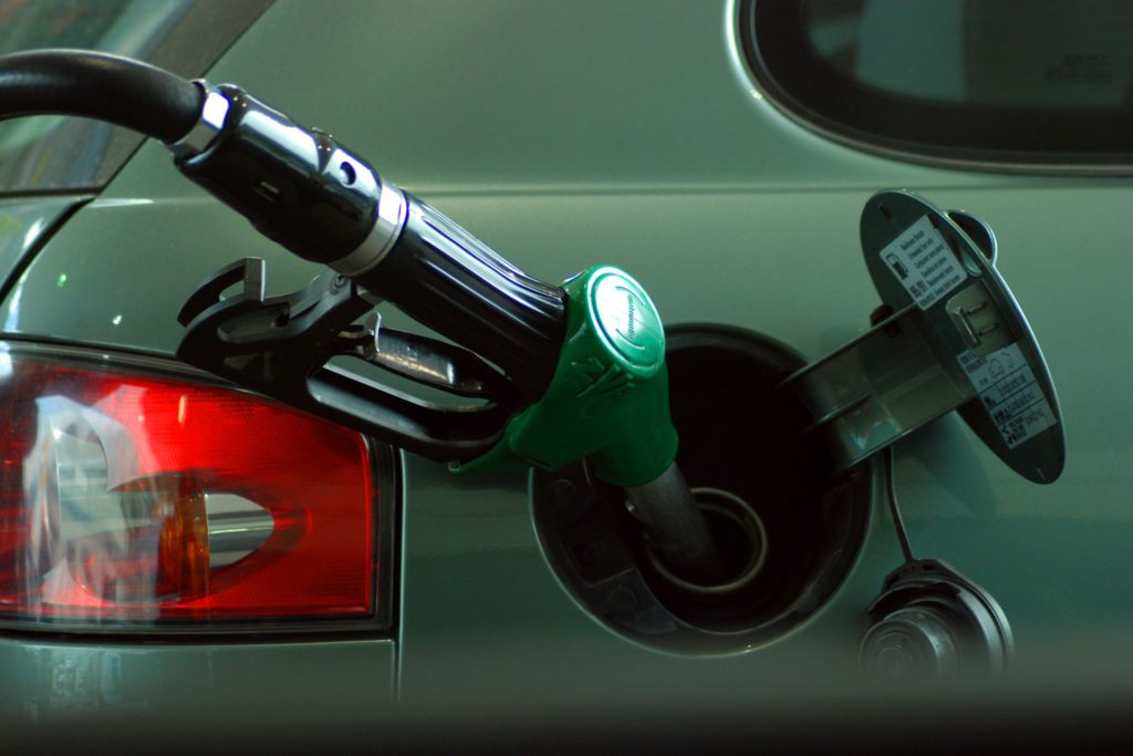 Una pompa di benzina senza piombo (ph. Freeimages.com)