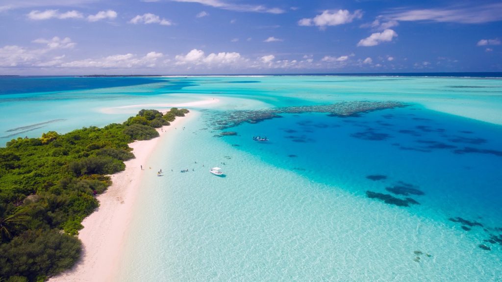 Vacanze al mare a Natale: 5 mete incredibili Maldive, Seychelles, Mauritius, l'isola della Réunion e quella di Martinica aspettano turisti italiani per regalare loro calde vacanze di Natale