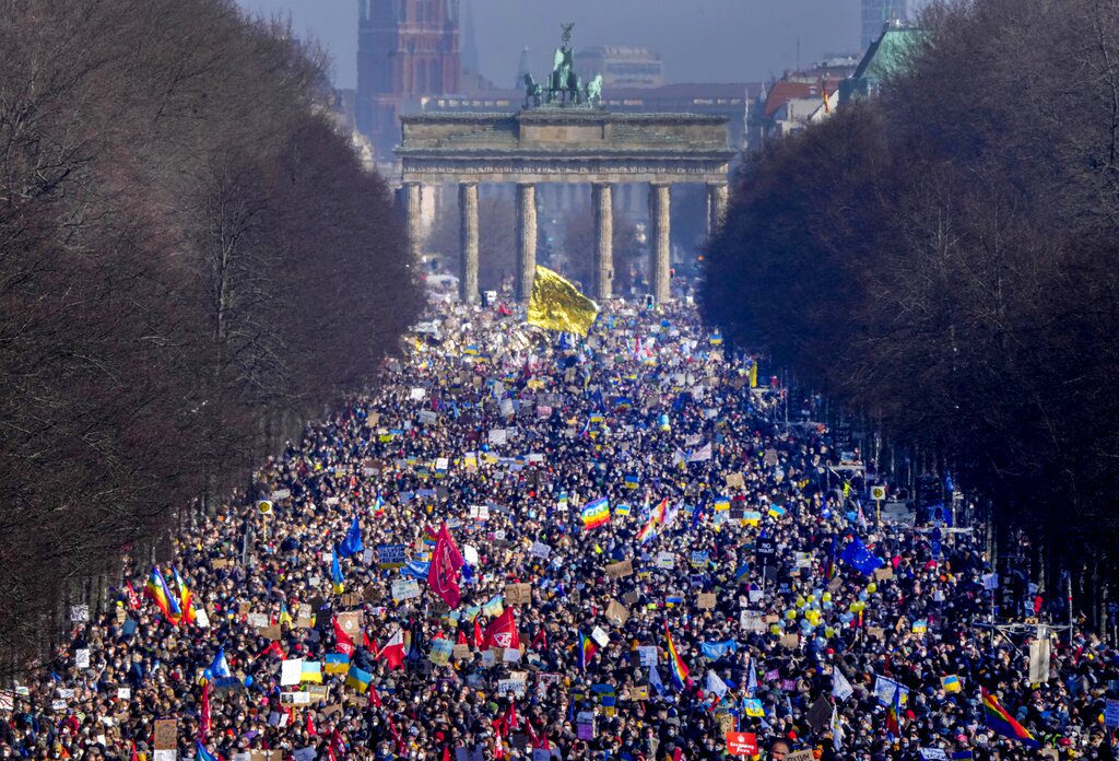 Folla a Berlino contro la guerra Russia Ucraina