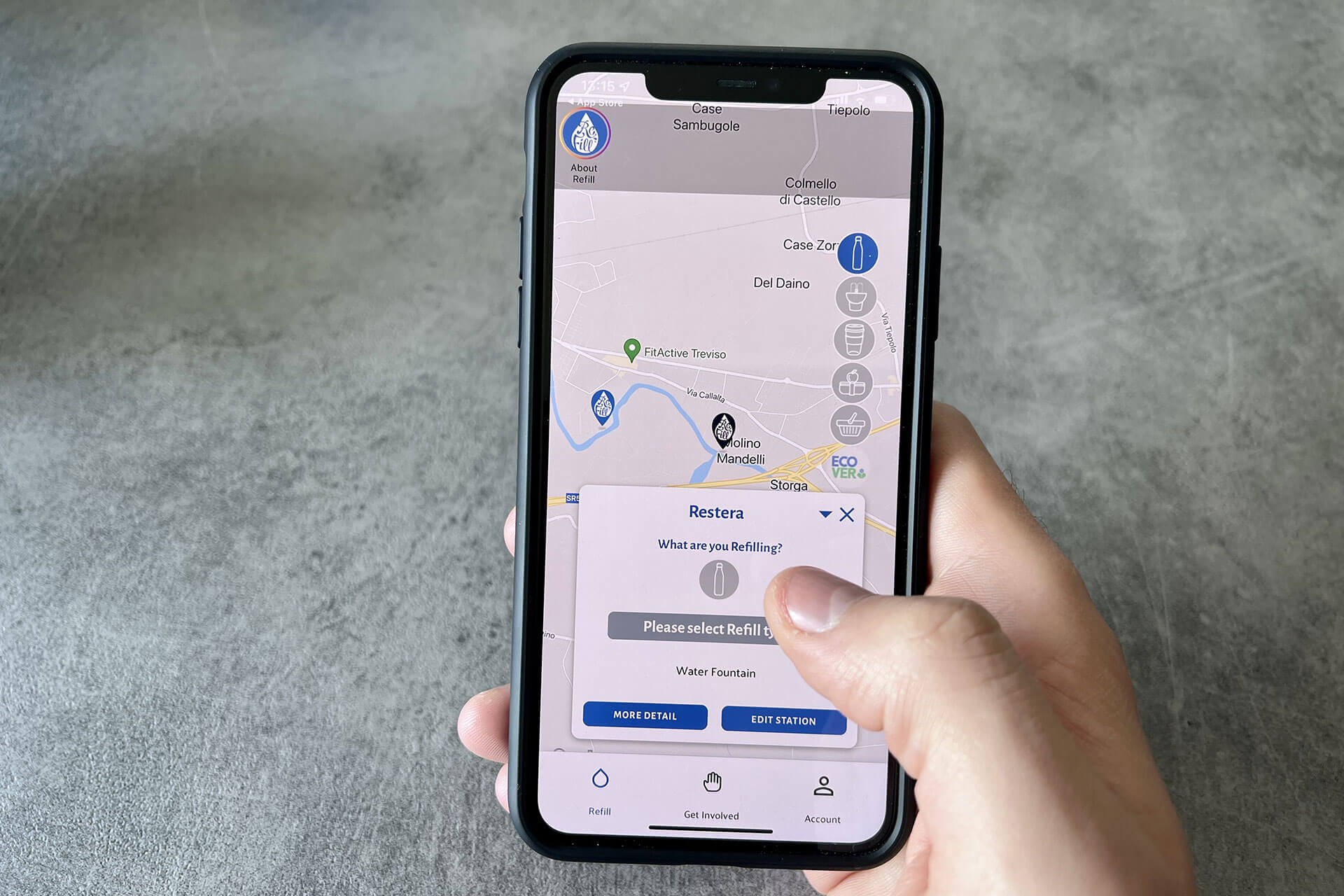 Una persona naviga l'applicazione Refill per cercare le fonti di acqua pubblica