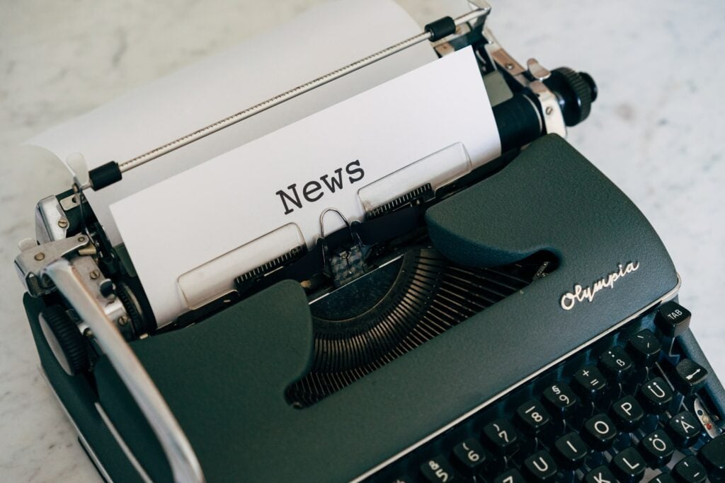 macchina da scrivere con la parola news sul foglio