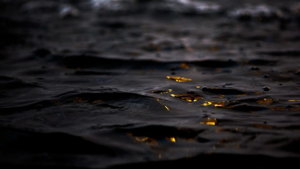 immagine acqua di notte