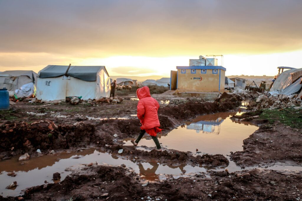 vita-da-profughi. In foto bambina siriana in un campo profughi allagato.