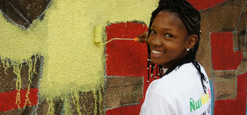 Ragazza che dipinge un graffito-Senegal e giovani-progetti per restare e ripartire