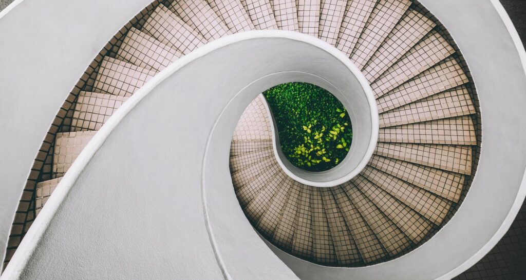deposito cauzionale- spirale di scale con prato verde