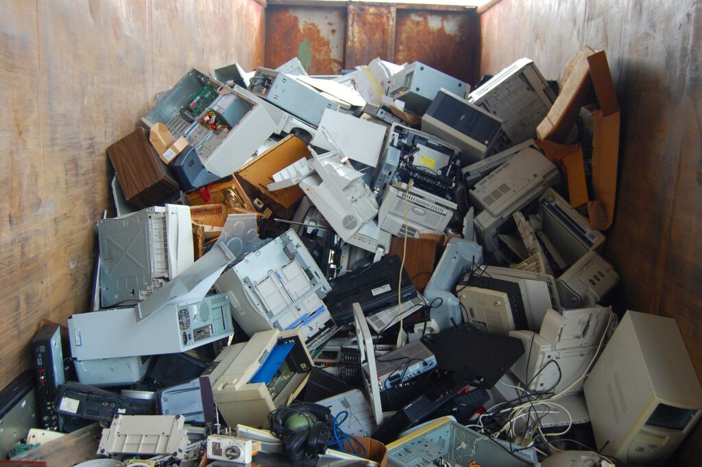 Un cumulo di rifiuti elettronici (ph. Pixabay)