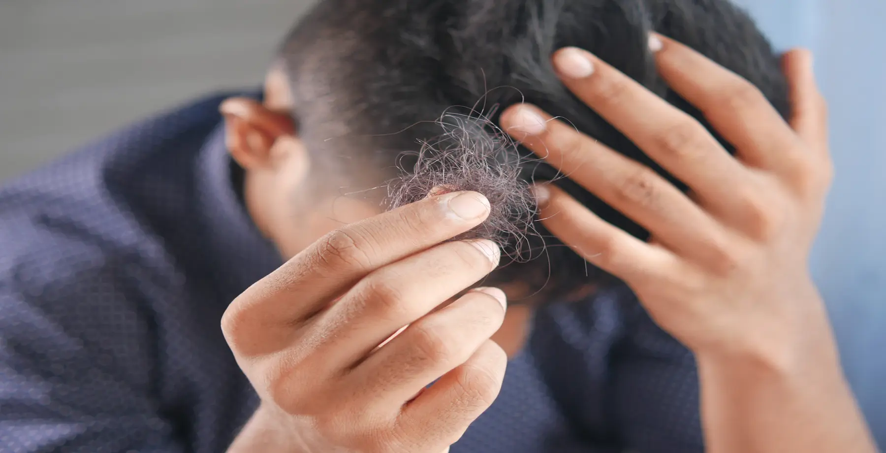 I rimedi per affrontare la caduta stagionale dei capelli