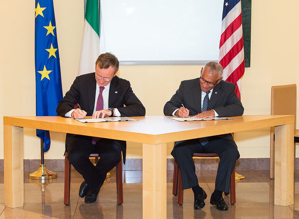 Una foto dell'accordo bilaterale firmato tra NASA e ASI nel 2015, testimonianza del grande impegno italiano nel campo della space economy.