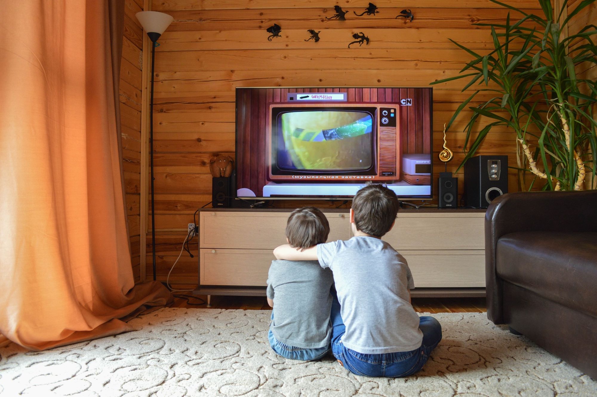 Troppa tv e bambini: dai danni ai consigli per staccarli dallo schermo