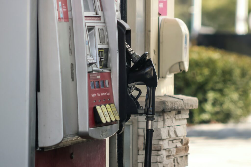 Le accise sui carburanti sono tornate, ma la legge di bilancio 2023 guarda oltre